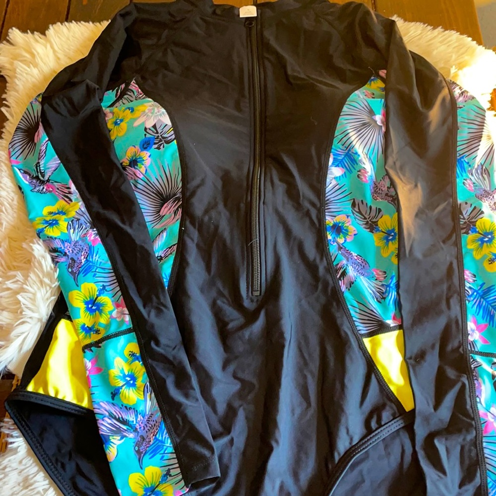 new. with tag. larger size. Colour. black